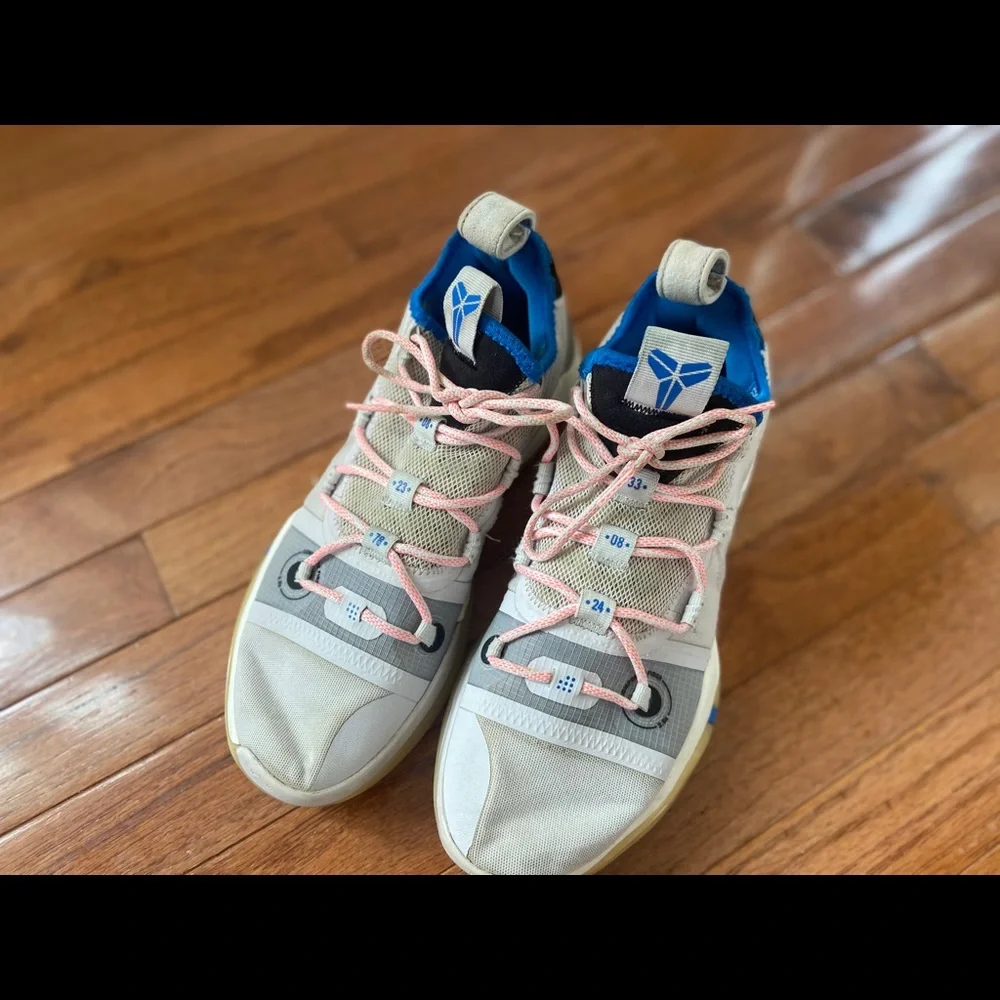 Nike Kobe A.D. 2018 AV3555-004 Men’s Size 9 Basketball Shoes White/Blue No Box